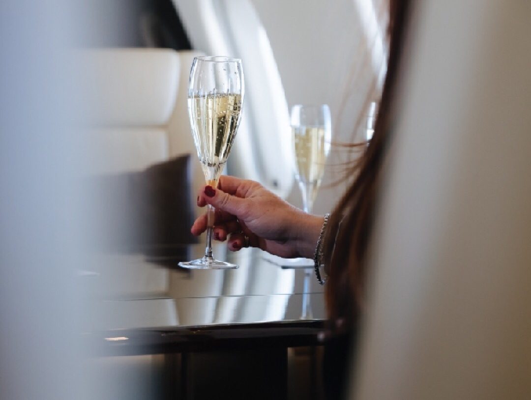 公务机影视错觉四:鱼子酱与香槟 - 维思达公务机