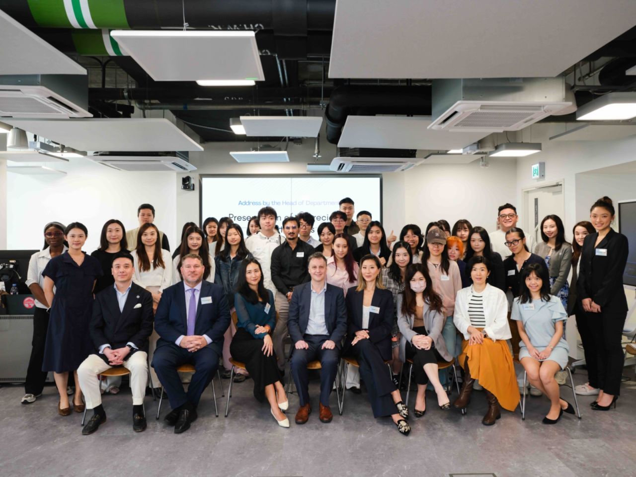 维思达副总裁出席香港岭南大学职业论坛:集体合照 - 维思达公务机