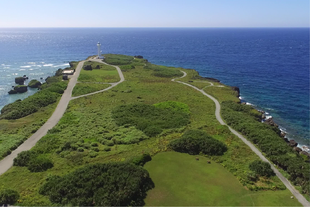 日本冲绳宫古岛的碧蓝海岸与绿色海岬